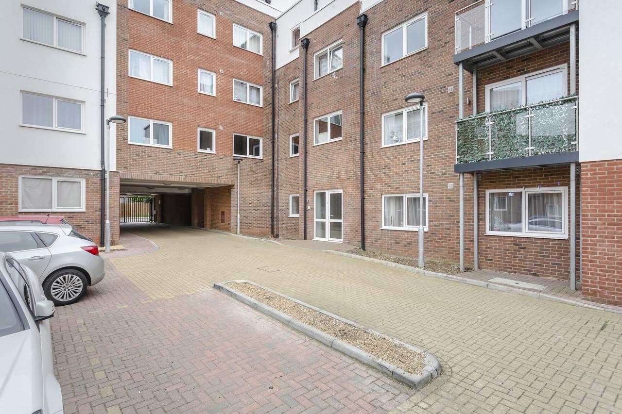 1 Bed Apt Sleeps 4 Luton  Zewnętrze zdjęcie